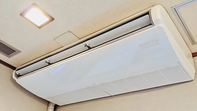 天井吊り下げタイプの業務用エアコン